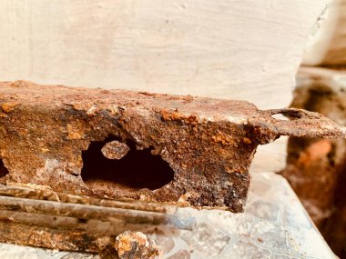 Close-up of rusty corroded metal plate, showing rough texture and decay. Perfect for industrial, grunge, aging, and environmental themes.