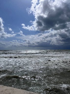 Denizde fırtına bulutları