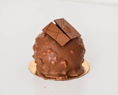 Gevrek katmanlı Zengin Çikolata Kubbesi Tatlısı