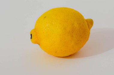  Limon arka planda yemek düzenliyor