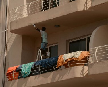 Merdiven Boyama İşçisi Balkon Tadilatı Devam Ediyor