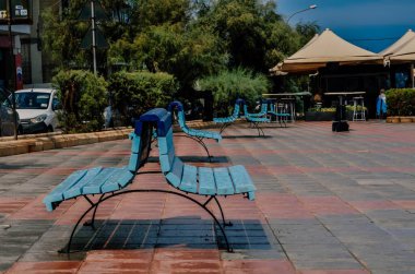 Deniz kenarındaki bir sokakta Mavi Benç Yansıma İçin Sessiz bir nokta