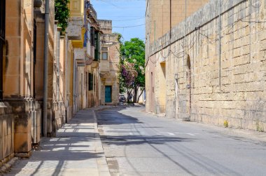 Yazın güneşli bir günde Malta 'da boş bir sokak 