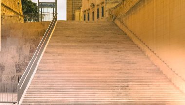 Valletta 'nın ebedi cazibesini keşfet, Malta. Bu kaldırım taşı caddesinde ikonik balkonlar, tarihi cepheler ve büyüleyici bir kavis var. Mimari ve kültürel keşifler için mükemmel.