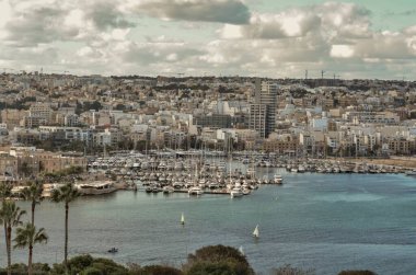 Valletta 'dan marinaya kadar nefes kesici bir panoramik manzara yaşayın, büyüleyici rıhtım manzarasını, tarihi mimariyi ve sakin deniz manzaralarını yakalayın. Ziyaretçiler için bir manzara olmalı..