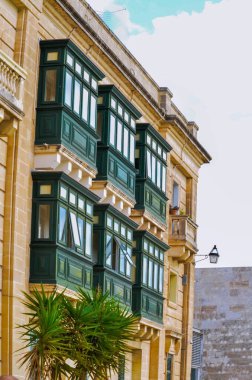 Maltas 'ın canlı ahşap balkonlarını keşfedin. İçinde zamansız yeşil, siyah ve kırmızı aksanlar olsun. Akdeniz mimarisinin gerçek bir mücevheri