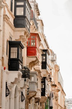 Maltas 'ın tarihi sokaklarının eşsiz cazibesini ve mimari mirasını gözler önüne seren, canlı renklerde ahşap balkonlar.