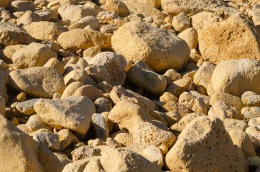 Doğal sarı kireçtaşı kayalardan yüksek çözünürlüklü yakın çekim, doğa, jeoloji ve doku temelli tasarımlar için mükemmel.