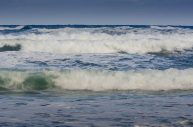 Kendinizi okyanus dalgalarının ritmine daldırın. Sonsuz denizin sükunetini ve huzur veren güzelliğini yakala. Deniz fotoğrafçılığı aşıkları için mükemmel.