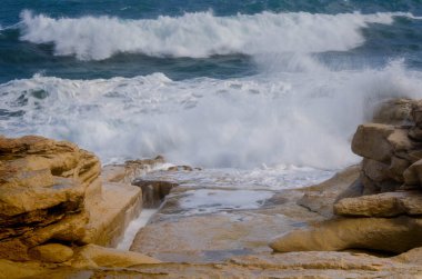 Rocky Shore ve Dalgalar Çarpıyor, Rocky Coastline Waves Dynamic Sea and Rocks Fotoğrafçılık. Yüksek kalite fotoğraf