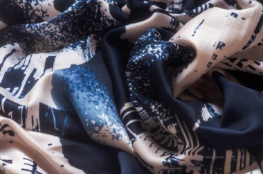 Soyut lacivert ve bej kumaş dokusu, sanatsal sıçramalar ve pürüzsüz kıvrımlarla modern tasarım ve arka planlara yaratıcı bir dokunuş ekliyor.