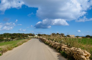Berrak bir gökyüzünün altında engin mavi bir okyanusa bakan nefes kesici kayalık kıyı şeritlerini keşfedin. Huzurlu manzaralar ve bozulmamış güzellikler arayan gezginler ve doğa severler için mükemmel.