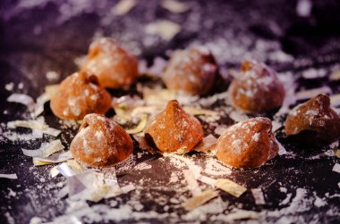 Kakao ve pudra şekerle tozlanmış lezzetli el yapımı çikolatalı trüf. Tatlı severler, hediyeler ve gurme düşkünlüğü için mükemmel.