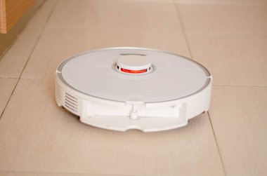 Yüksek teknolojili bir robot elektrikli süpürge fayanslı bir zeminde geziniyor. Akıllı temizlik becerilerine sahip lekesiz bir ev sağlıyor. Modern aileler için mükemmel, sorunsuz temizlik çözümleri arıyorlar.