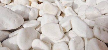 Minimalist pürüzsüz beyaz çakıl taşları dekoratif düzenlemeler, bahçeler ve estetik için ideal.