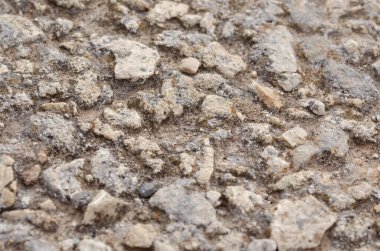 Taşlı, çamurlu ve toprak detaylı kayalık zemin dokusu, arka plan ya da 3 boyutlu malzemeler için mükemmeldir..
