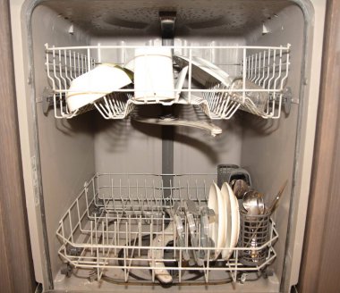  Temiz tabakları, bardakları ve çatal bıçakları olan iyi organize edilmiş bir bulaşık makinesi boşaltılmaya hazır. Ev aletlerini, bulaşık yıkamayı ya da mutfak düzenini sergilemek için ideal..