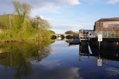 Nehir manzarası ve eski köprü