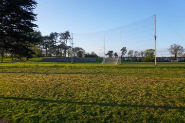 Spor ve açık hava aktiviteleri için geniş bir alan sağlayan parktaki bir futbol sahası manzarası