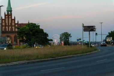Arka planda tarihi bir bina olan bir yol manzarası 