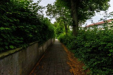 Etrafı yeşilliklerle çevrili sakin bir yaya sokağı şehrin koşuşturmasından uzakta rahat ve huzurlu bir atmosfer sunuyor.