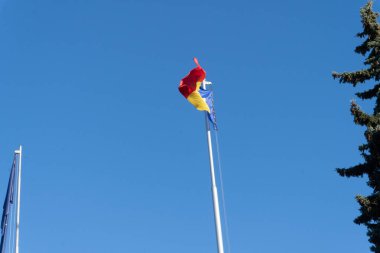 Moldova bayrağı açık mavi gökyüzüne karşı canlı bir şekilde dalgalanıyor