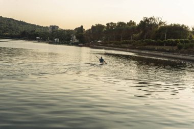 Kanoların kürek çektiği küçük bir göl