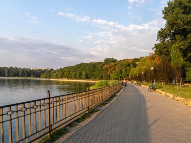 Huzurlu bir gölü çevreleyen huzurlu bir yaya yolu. Yürüyüşler için mükemmel.
