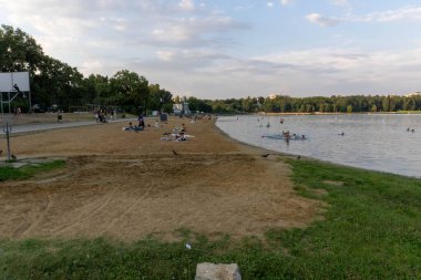 Sıcak bir yaz gününde halk plajı