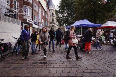 Canlı atmosferi olan bir marketin yakınında kalabalık bir cadde - Bremen, Almanya 28.09.2024