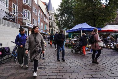 Canlı atmosferi olan bir marketin yakınında kalabalık bir cadde - Bremen, Almanya 28.09.2024