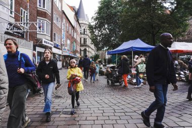 Canlı atmosferi olan bir marketin yakınında kalabalık bir cadde - Bremen, Almanya 28.09.2024
