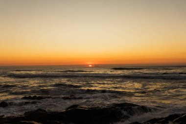 Portekiz 'de Atlantik Okyanusu kıyısında gün batımı