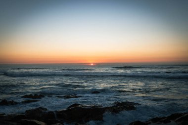 Portekiz 'de Atlantik Okyanusu kıyısında gün batımı