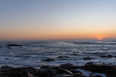 Portekiz 'de Atlantik Okyanusu kıyısında gün batımı