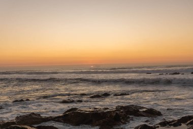 Güneş battı ve Portekiz 'deki Atlantik Okyanusu kıyıları boyunca alacakaranlık başlıyor.