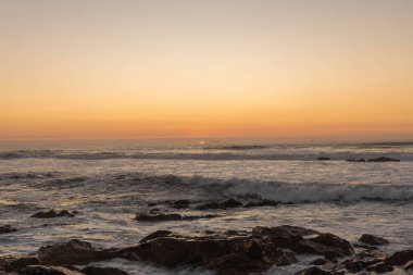 Güneş battı ve Portekiz 'deki Atlantik Okyanusu kıyıları boyunca alacakaranlık başlıyor.