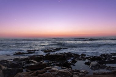 Güneş battı ve Portekiz 'deki Atlantik Okyanusu kıyıları boyunca alacakaranlık başlıyor.