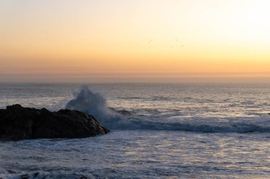 Dalgalar Atlantik Okyanusu kıyısındaki kayalara çarpıyor.
