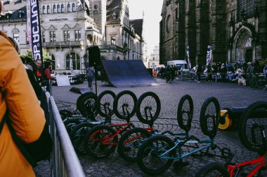 Ortaçağ şehir meydanında BMX motorları rampanın yanında dizilmişti.