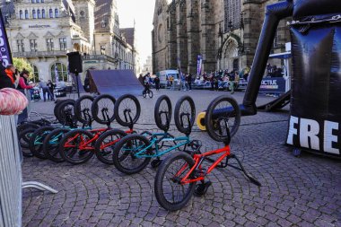 Ortaçağ şehir meydanında BMX motorları rampanın yanında dizilmişti.