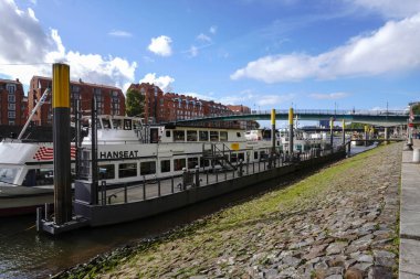 Tarihi mimariyle Almanya 'da manzara nehir manzarası