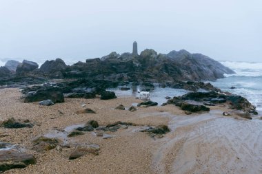 Dalgalar ve dramatik gökyüzü ile Rocky Atlantik Okyanusu kıyısı