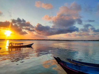 Güzel altın bir gün batımı olan balıkçı teknesi