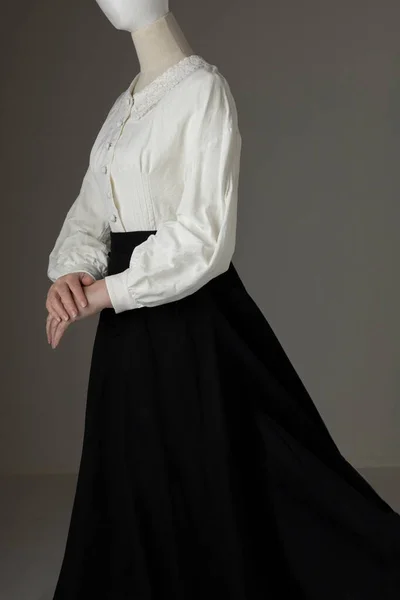 Maniquí Manos Humanas Con Blusa Garibaldi Victoriana Falda Negra Puede —  Fotos de Stock
