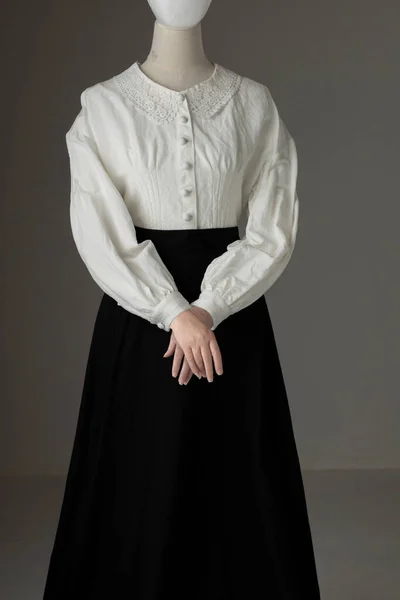 一个人体模特 戴着维多利亚时期的Garibaldi衬衫和黑色裙子 手握人类的手 人头可以添加到图像中 — 图库照片