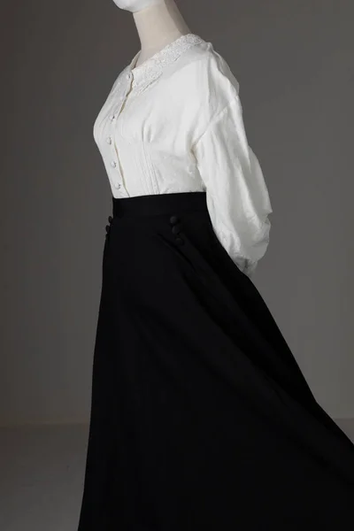 Maniquí Manos Humanas Con Blusa Garibaldi Victoriana Falda Negra Puede —  Fotos de Stock