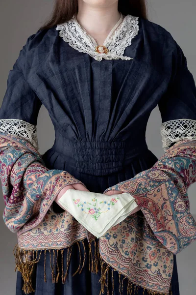 Egy Fiatal Viktoriánus Kék Pamut Ruhát Visel Vintage Csipke Szegéllyel — Stock Fotó