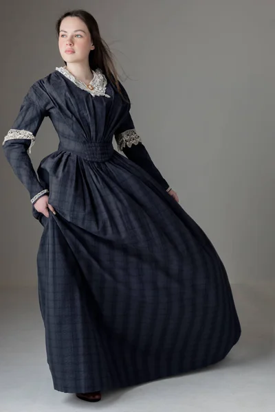 Una Joven Mujer Victoriana Con Vestido Algodón Azul Con Ribete Fotos De Stock