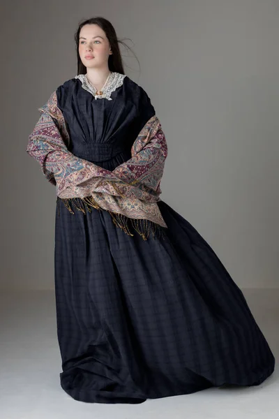 빅토리아 시대의한 드레스를 빈티지 레이스 장식을 화실을 배경으로 로열티 프리 스톡 사진